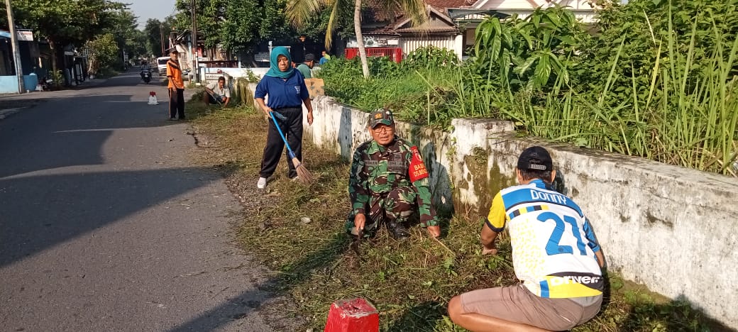 Kompak, Serma Kukuh Rubianto Dan Warga Bersihkan Lingkungan