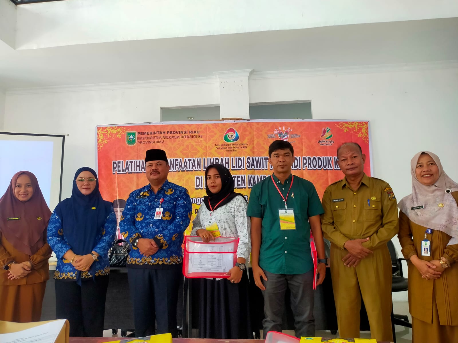 PLUT KUMKM Disperindag dan UKM Provinsi Riau Gelar Pelatihan Pemanfaatan Limbah Lidi Sawit Menjadi Produk Kreatif