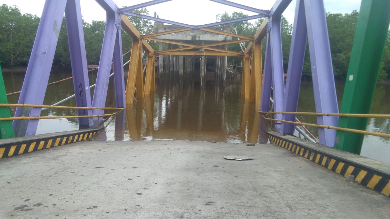 Jembatan Alai Perumbi Ambruk Ke Sungai