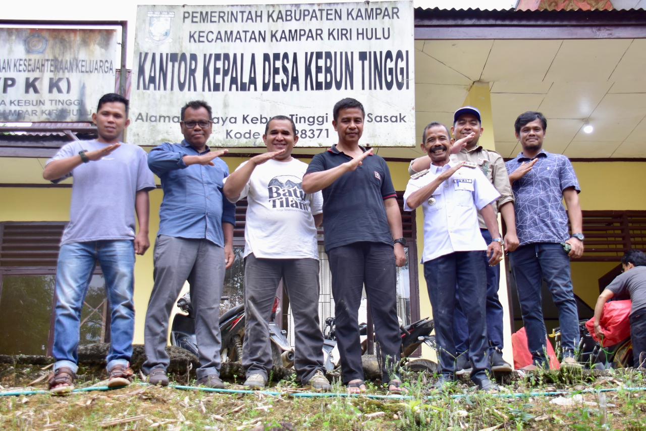 Peduli Siaga Bencana, Pj Sekda Kampar Salurkan Bantuan Sembako Di Desa Kebun Tinggi