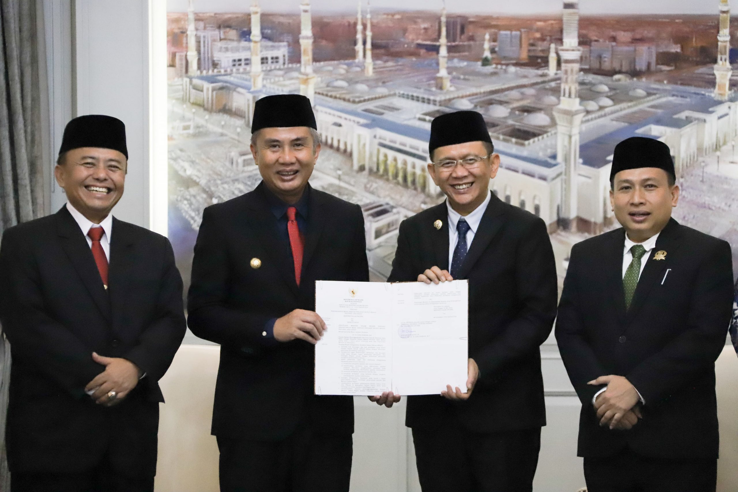 Bey Machmudin Serahkan SK Perpanjangan Pj Bupati Bekasi Kepada Dani Ramdan