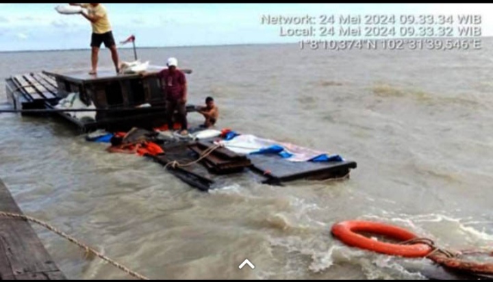 Sebuah Kapal Angkut 14 Ton Beras Bulog Karam di Perairan Kuala Merbau