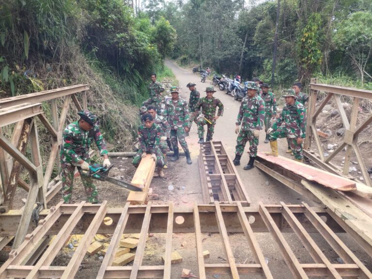 Prajurit TNI Bangun Jembatan Bailey Untuk Akses Batuan Kemanusiaan di Tanah Datar