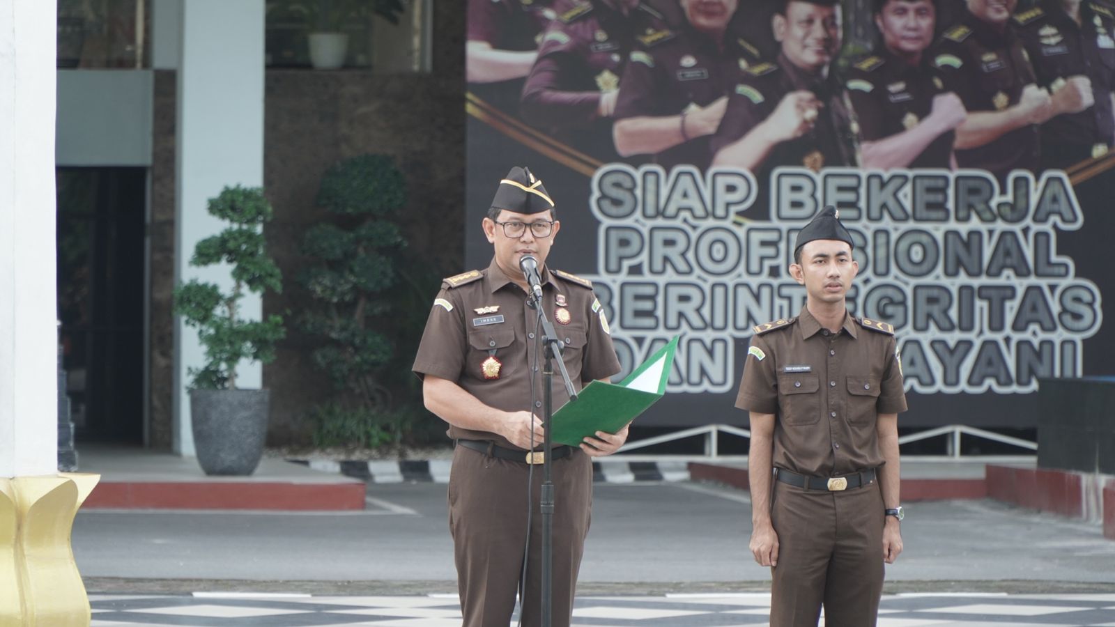 Asisten Tindak Pidana Khusus Kejaksaan Tinggi Riau Penerima Apel Kerja Pagi