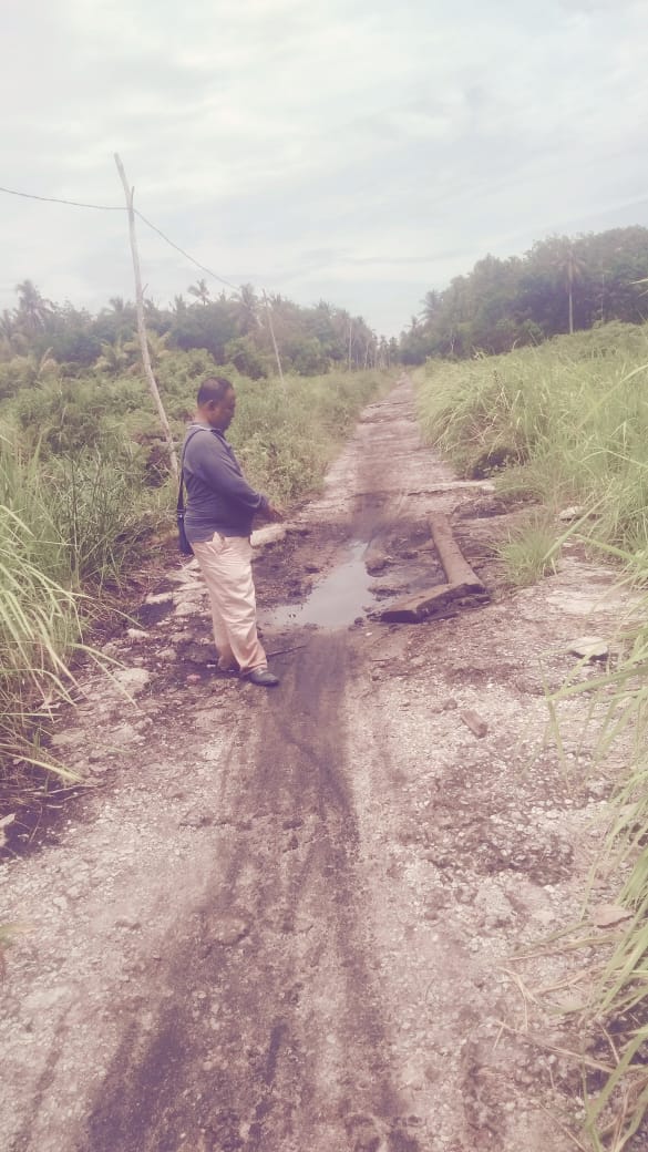 Jalan lintas Antar Desa Yang Saat Ini Kondisinya Sangat Memprihatinkan Akibat Rusak Parah.Itu Yang Di Katakan Oleh Warga