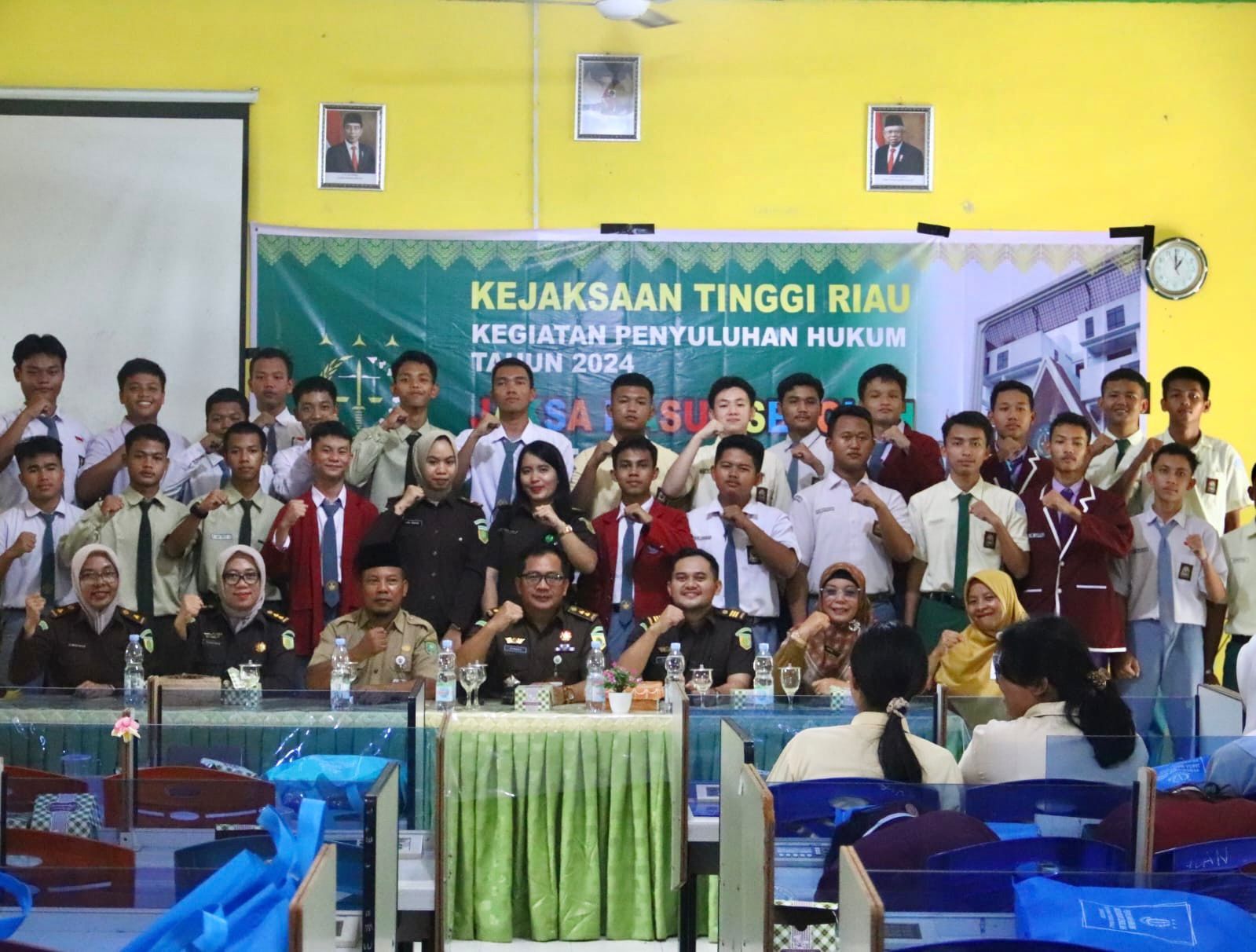 Jaksa Masuk Sekolah (JMS), Kejati Riau Berikan Penyuluhan Hukum pada Siswa/i SMA Negeri 1 Rengat Barat