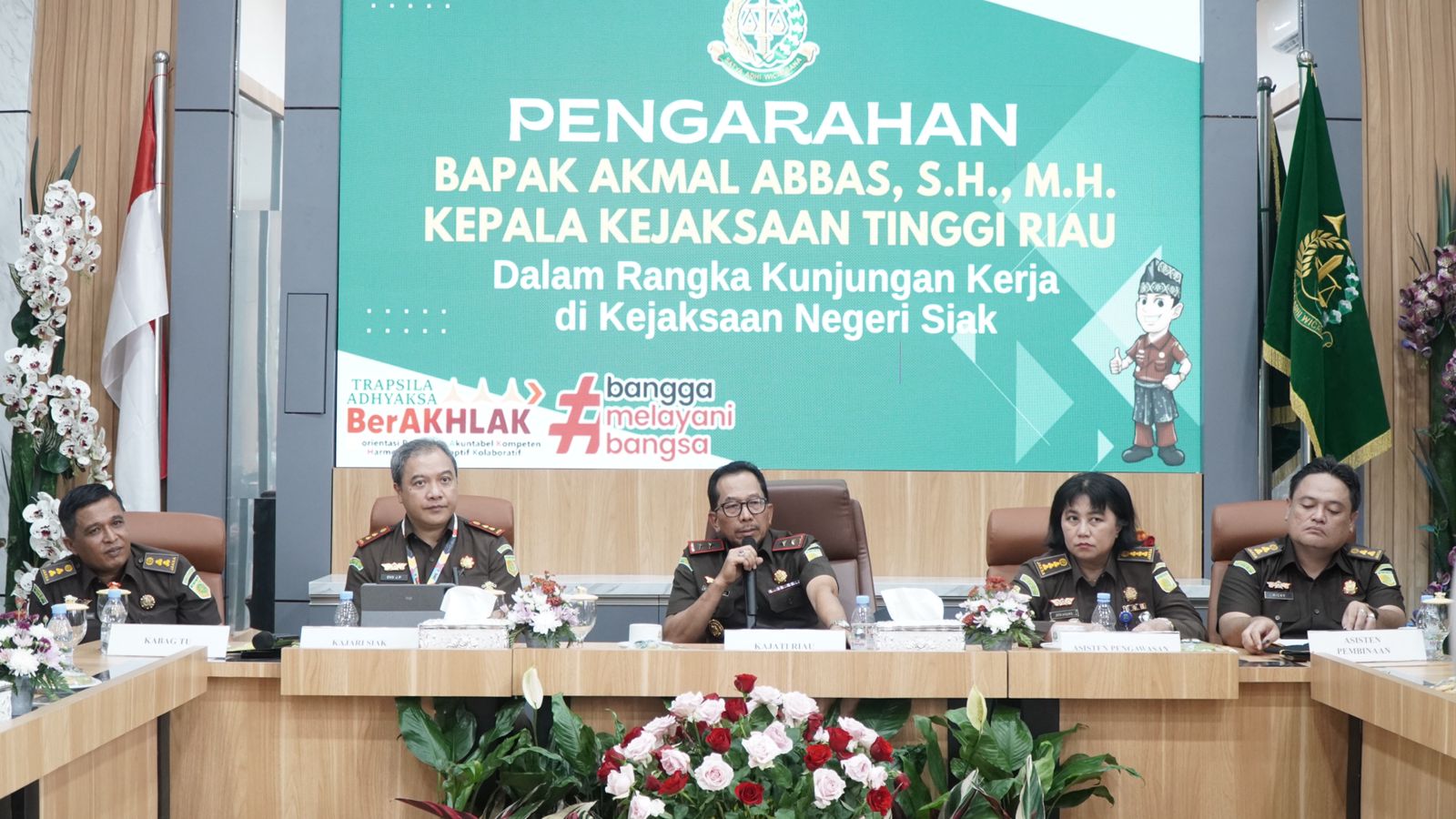 Kepala Kejaksaan Tinggi Riau dan Ketua Ikatan Adhyaksa Dharmakarini (IAD) Wilayah Riau Melakukan Kunjungan Kerja dan Supervisi Ikatan Adhyaksa Dharmakarini (IAD) Wilayah Riau di Kejaksaan Negeri Siak