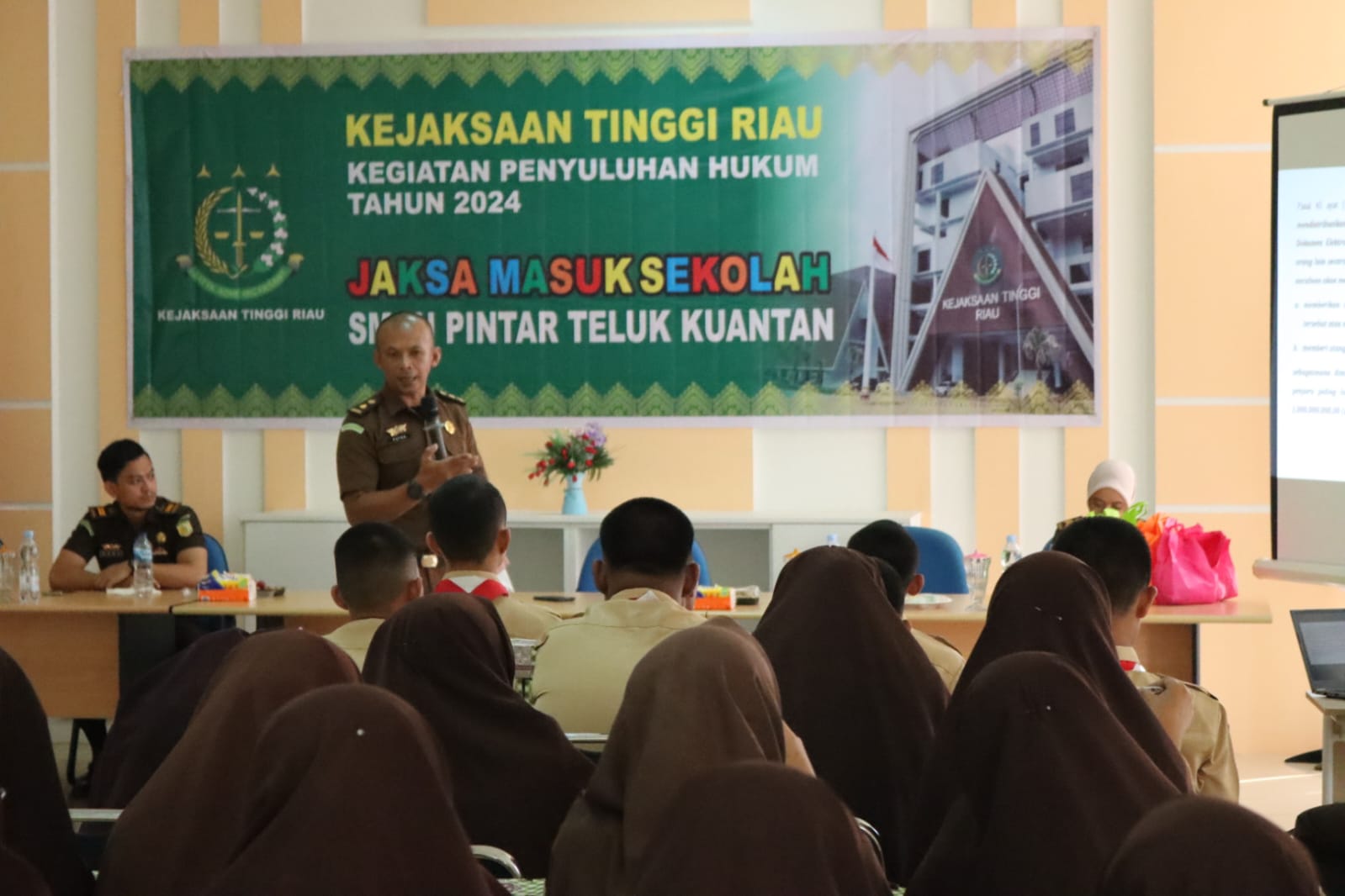 Jaksa Masuk Sekolah (JMS), Kejati Riau Berikan Penyuluhan Hukum pada Siswa/i SMAN Pintar Teluk Kuantan