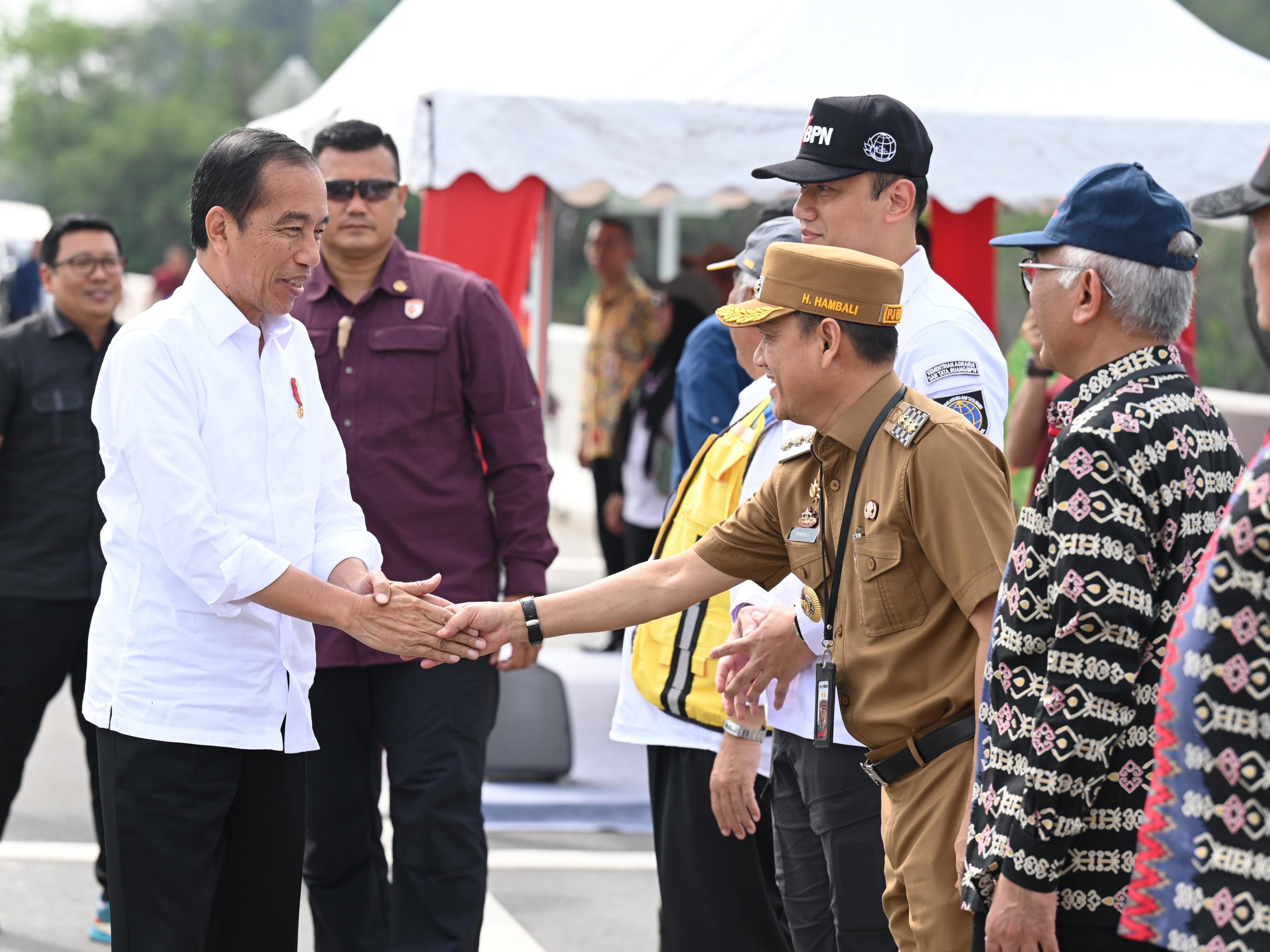 Pj Bupati Kampar Sambut Langsung Kedatangan Presiden Joko Widodo ke Kampar