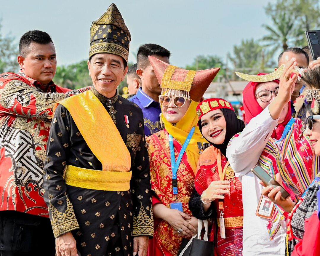 Kenakan Pakaian Adat Batak Toba, Bupati Bengkalis Ikuti Upacara Apel Harlah Pancasila