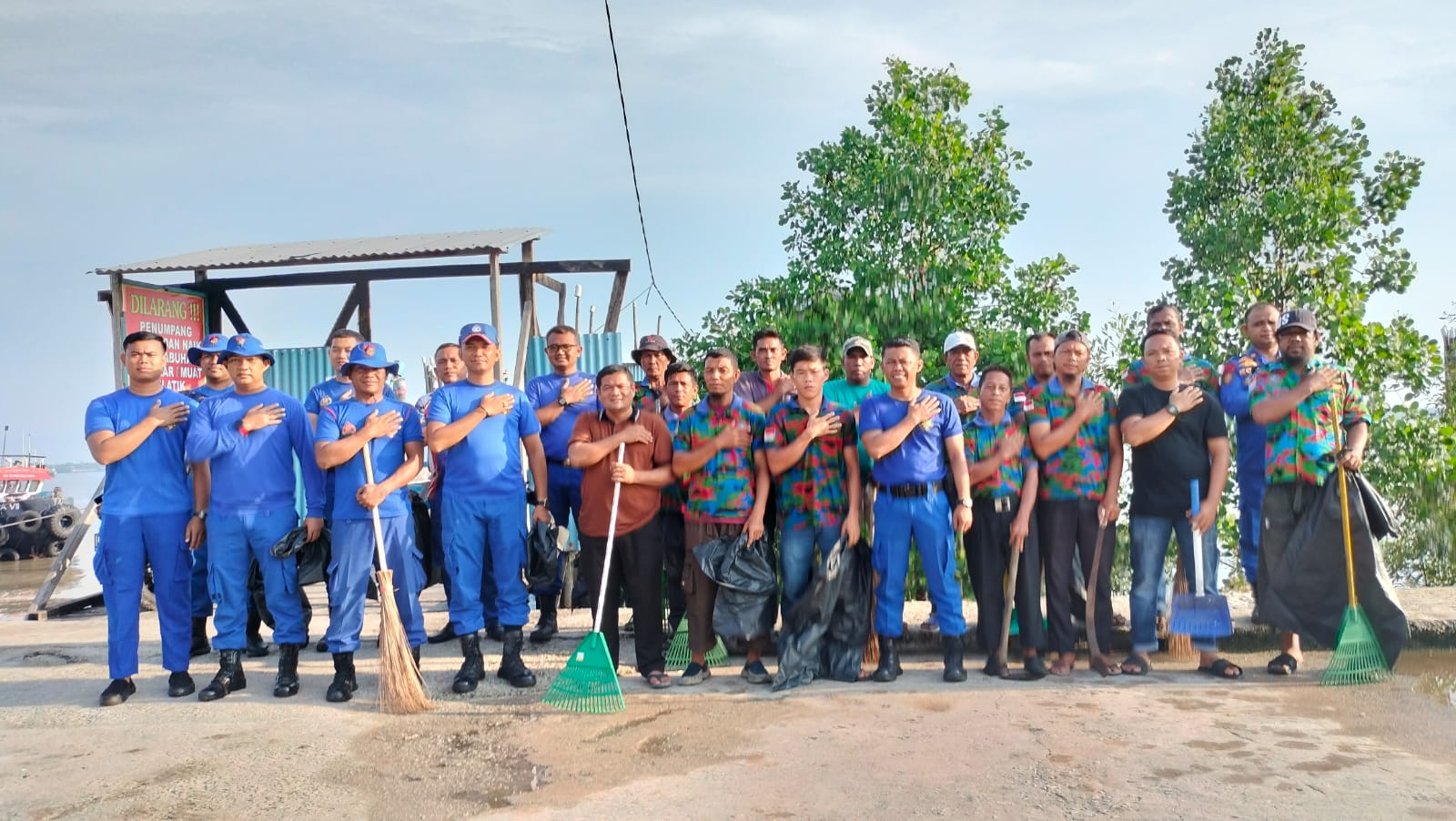 Peringati World Ocean Day Sat Polairud Polres Kepulauan Meranti Bersihkan Sampah Di Laut Dan Pantai