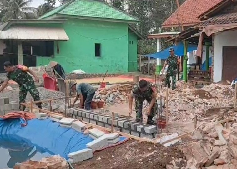 Kerja Bakti Bersama Babinsa Dengan Warga Selorejo Membantu Pembangunan Rumah Warga