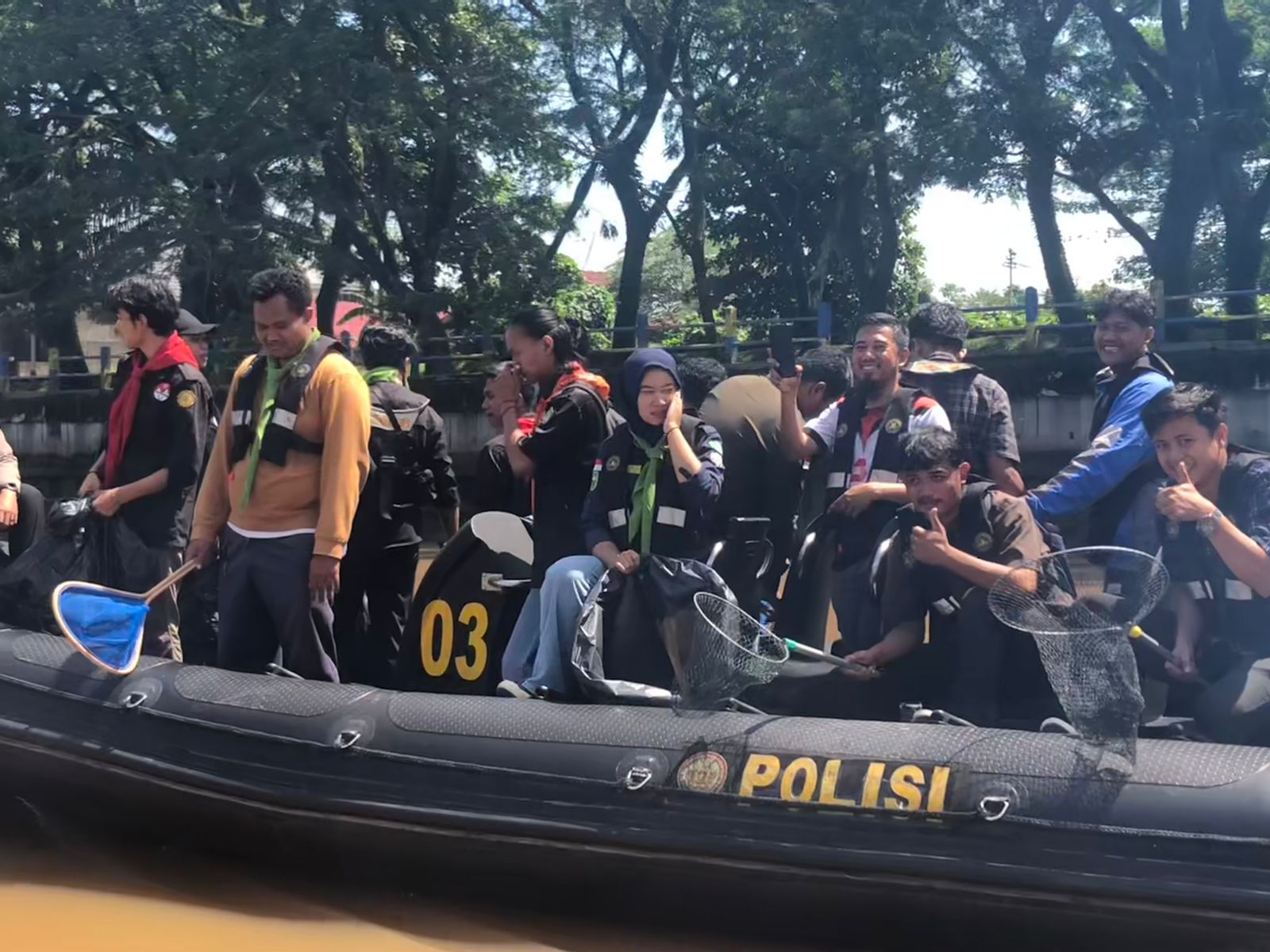 Koordinator Mapala Seluruh Indonesia Bersama Polda Riau Gelar Aksi Bersih-bersih Aliran Sungai Siak