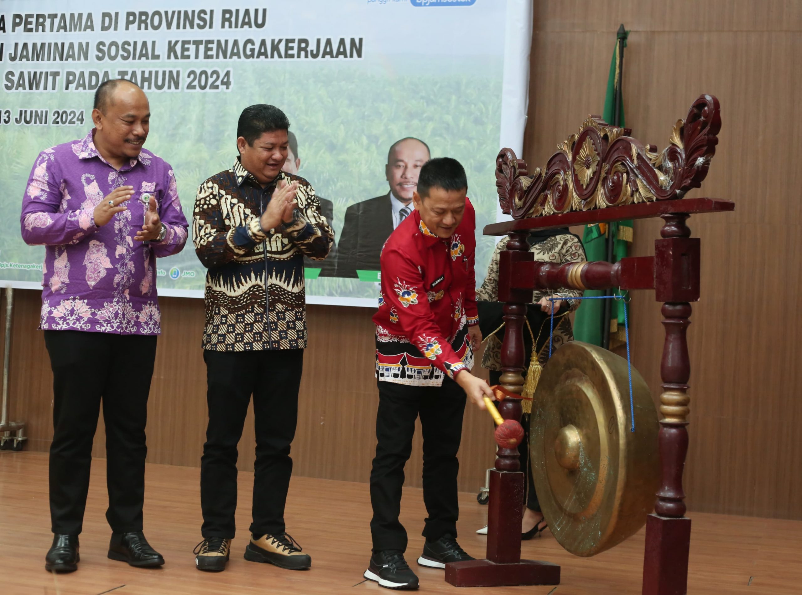 Pj. Bupati Kampar Launching Sekaligus Memberikan Perlindungan Jamsostek dari DBH Sawit Kabupaten Kampar Tahun 2024