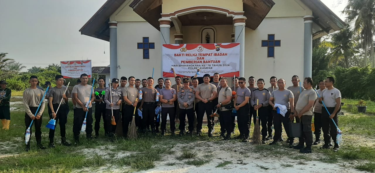 Lakukan Goro di Gereja Desa Salo, Polres Kampar Gelar Bakti Sosial Religi