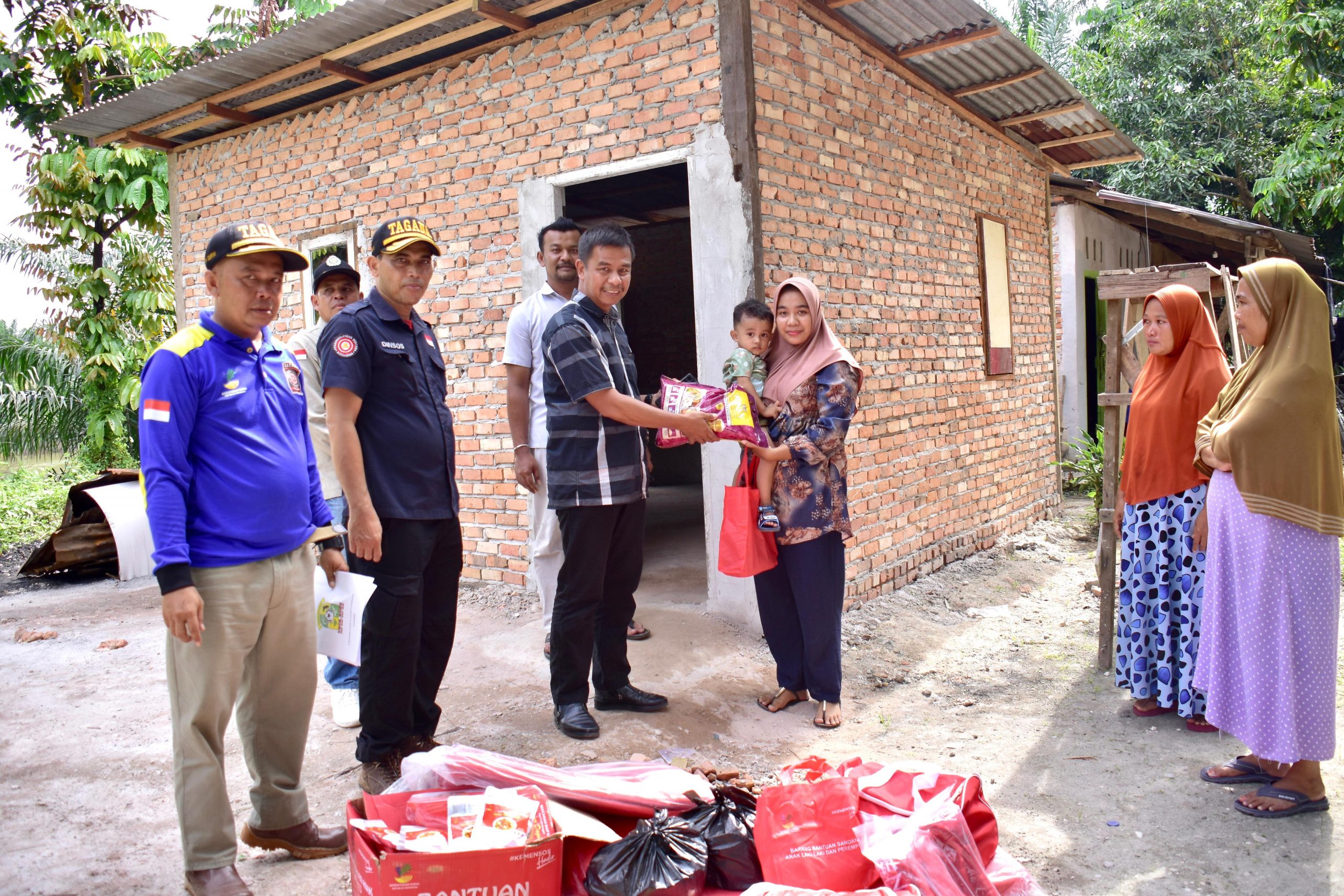 Peduli Masyarakat terhadap Bencana, Pj Sekda Kampar Salurkan Bantuan di Kecamatan Tambang