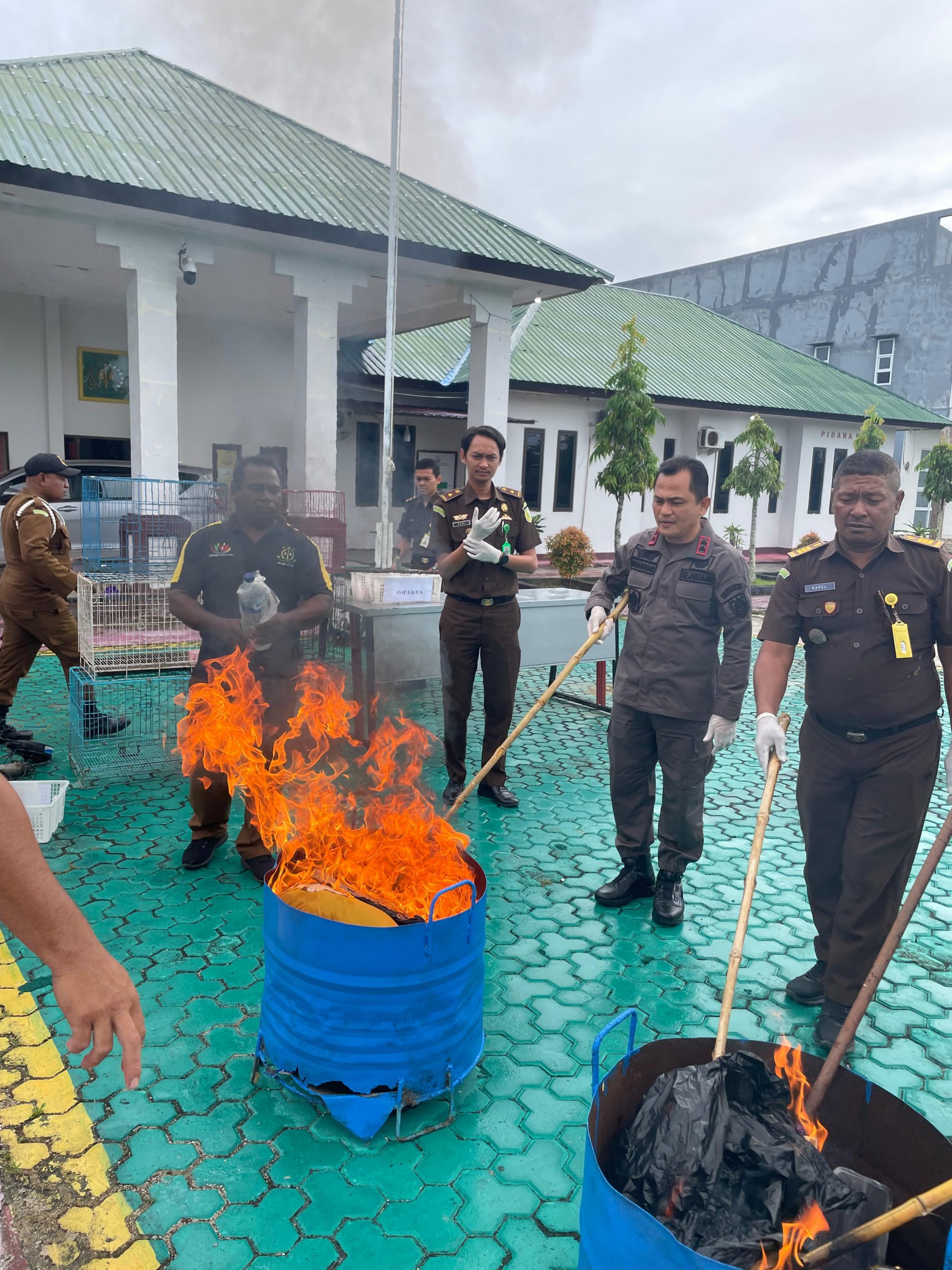 Kejari Kepulauan Aru Musnahkan Barang Bukti dari 42 Perkara Tindak Pidana