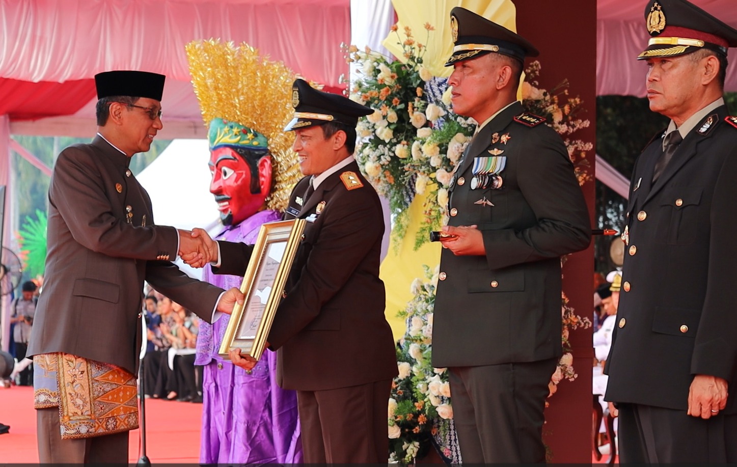 Kepala Kejaksaan Tinggi DKI Menerima Penghargaan Dari Pemerintah Provinsi DKI Jakarta Atas Prestasi Pemberian Jasa Layanan Hukum Bidang Perdata Dan Tata Usaha Negara