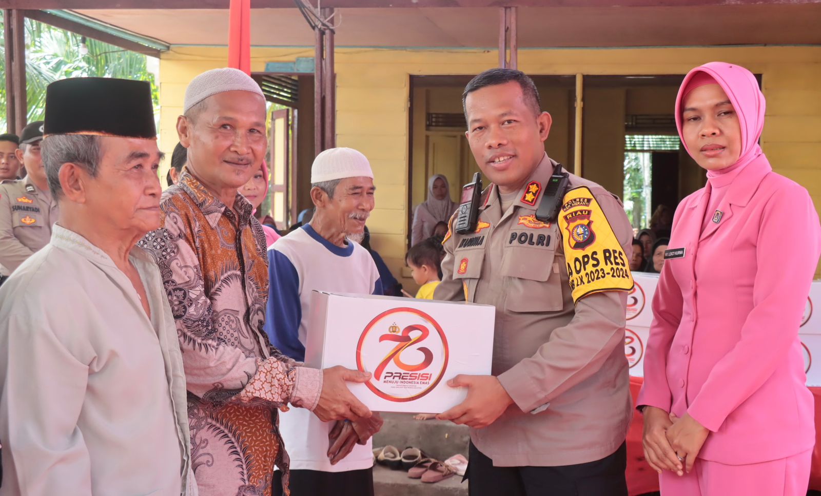 Kapolres dan Ketua Bhayangkari Cabang Ny. Lexcy Kurnia Serahkan Bantuan Bansos dan Bedah Rumah dalam Rangka HUT Bhayangkara Ke-78