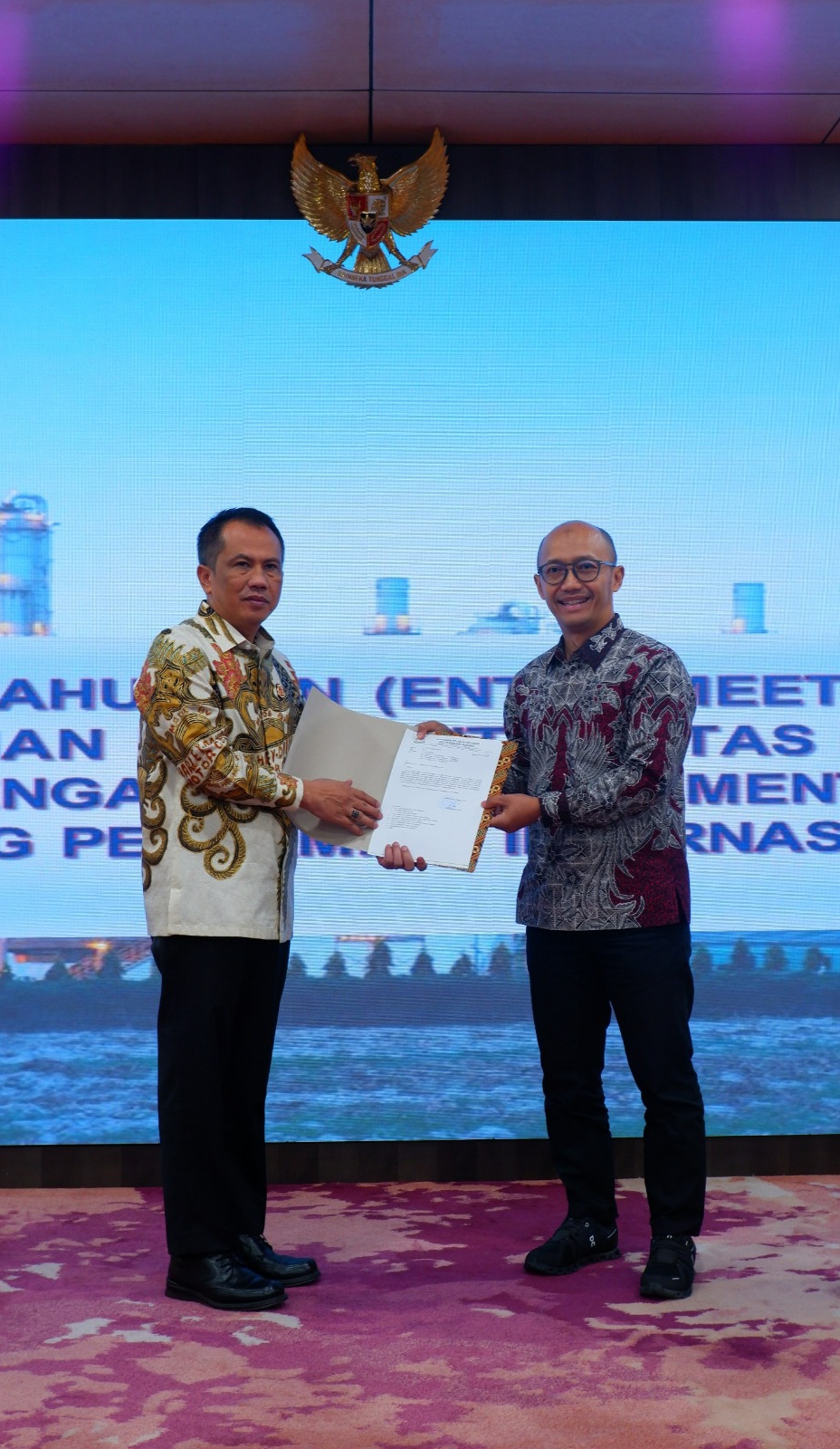 Entry Meeting Penandatanganan Pakta Integritas Dan Penyerahan Persetujuan Pengamanan Pembangunan Strategis Terhadap PT Kilang Pertamina Internasional