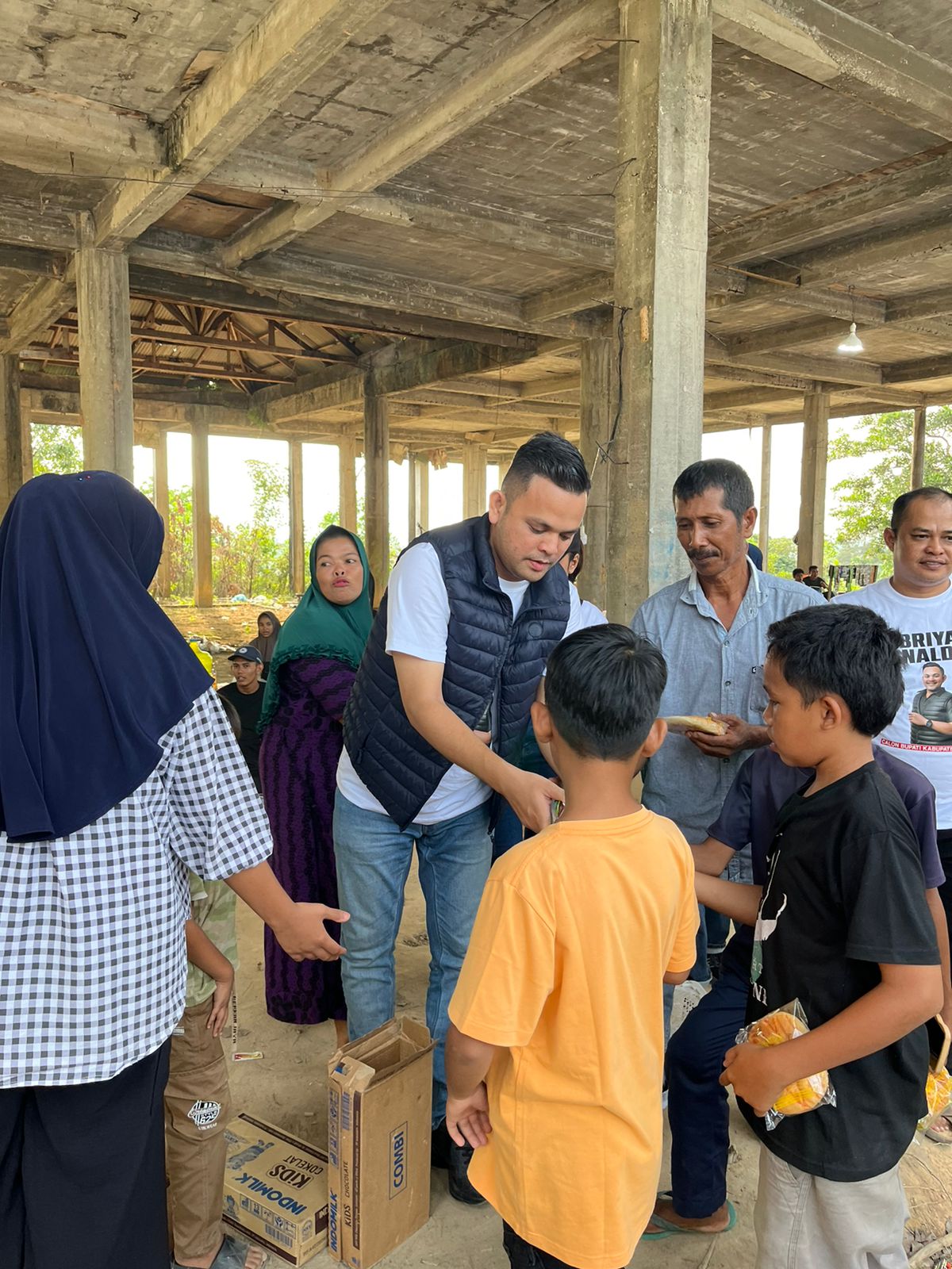 Dukung Penuh Program Prabowo, Bacabup Kampar Pebriyan Winaldi Berbagi Susu dan Paket Roti Gratis