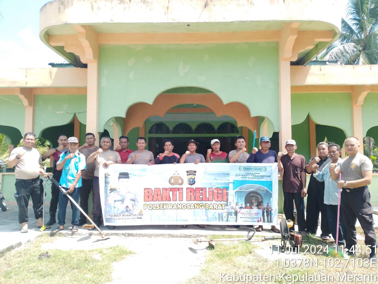 Kerja Bakti, Personel Polsek Rangsang Barat Bersih-bersih Musala Nurul Huda Peranggas