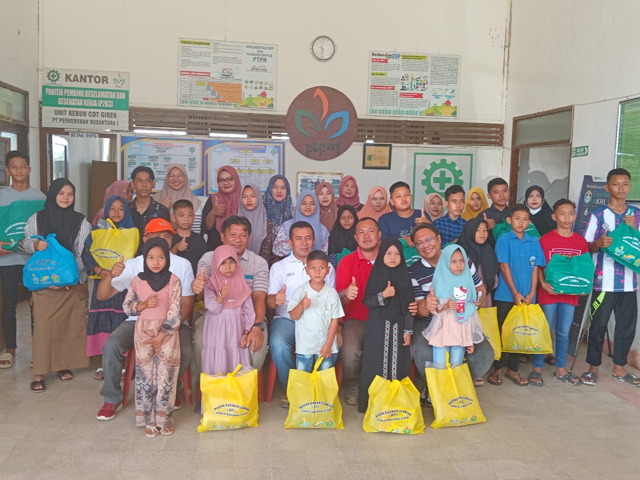 10 Orang Anak Yatim Dan 10 Orang Anak Karyawan Berprestasi Terima Bantuan/ Santunan Di Lingkup PT Perkebunan Nusantara IV Regional 6 KSO