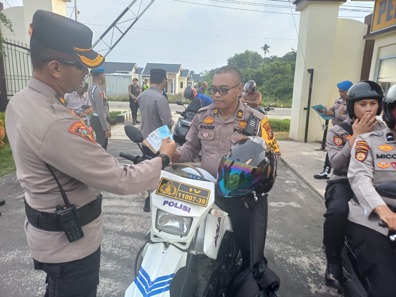 Operasi Patuh Lancang Kuning 2024 Wakapolres Pimpin Pemeriksaan Surat Kendaraan Bermotor Seluruh Personil Polres Kepulauan Meranti