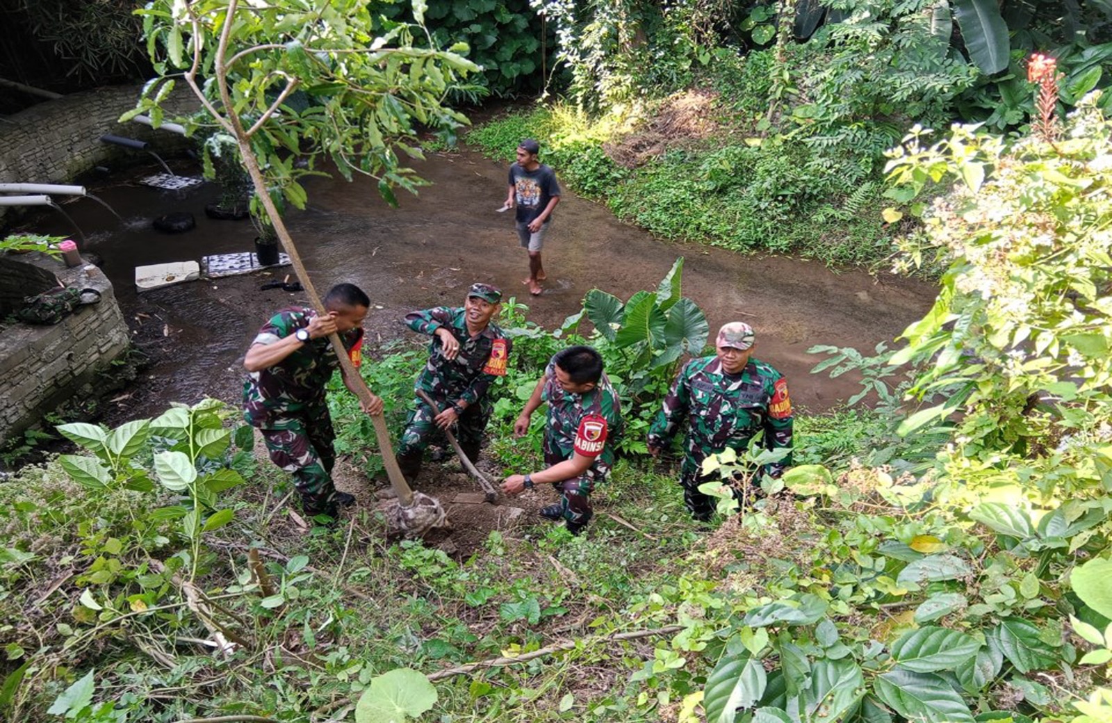 Bersatu Dengan Alam Babinsa Garum Beserta Warga Melaksanakan Penanaman Pohon