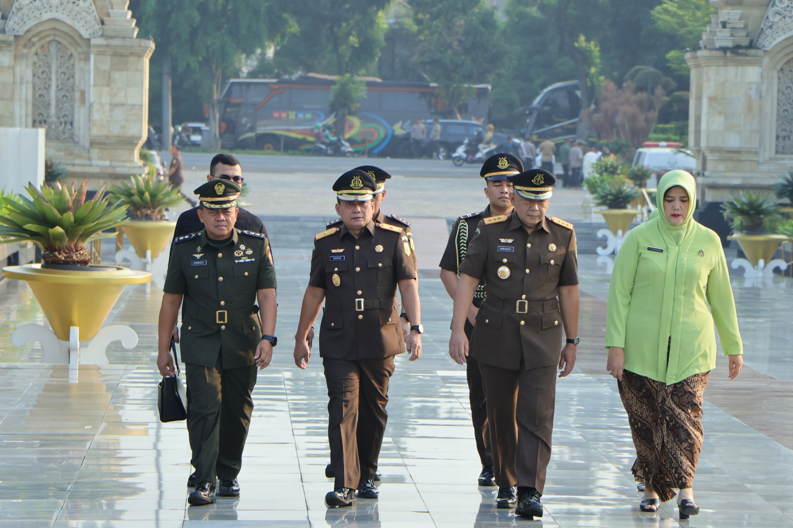 Dalam Rangka HBA ke-64 dan HUT IAD ke-24, Wakil Jaksa Agung Memimpin Upacara Ziarah dan Tabur Bunga di Taman Makam Pahlawan Kalibata