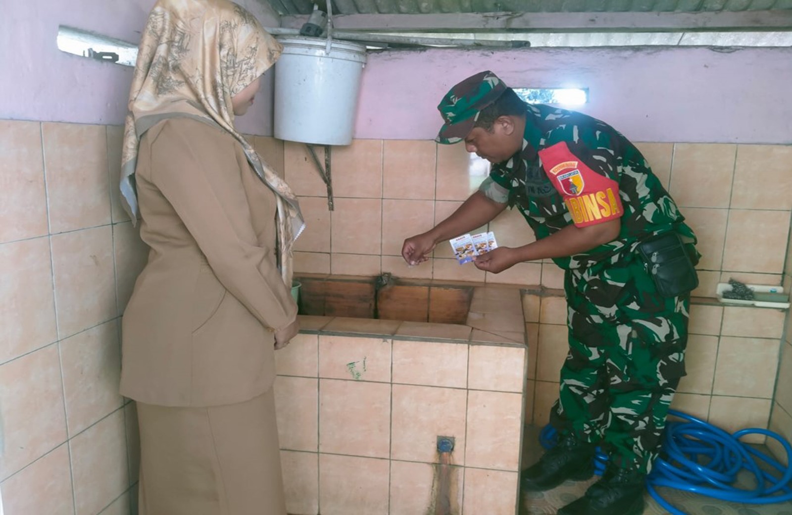 Peduli Kesehatan Warganya, Serda Cahyo Bersama Dinas Kesehatan Laksanakan Pemberantasan Sarang Nyamuk