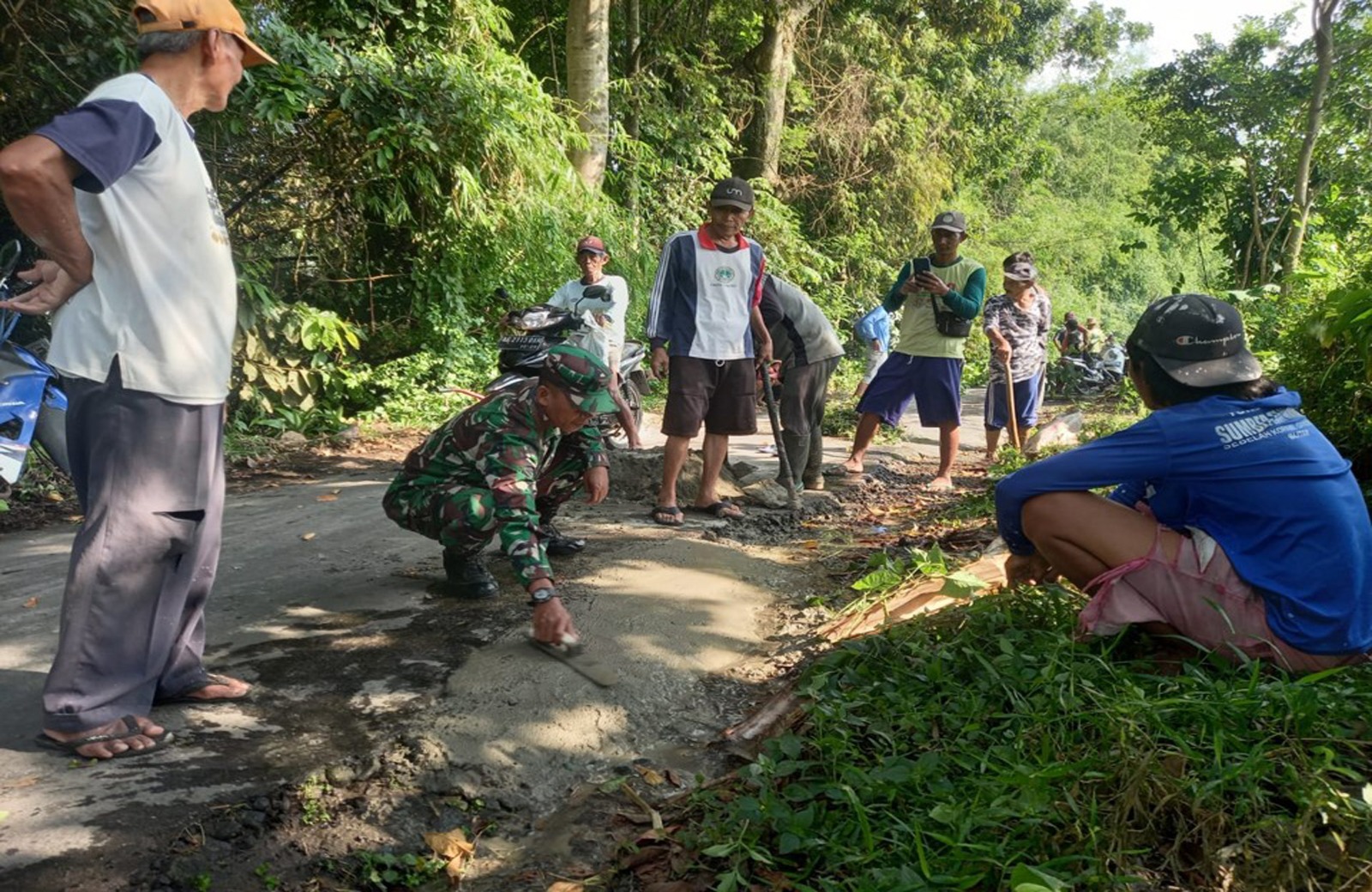 Solid, Serda Edi Prastiyo Bersama Warga Kaweron Gotong Royong Perbaiki Jalan