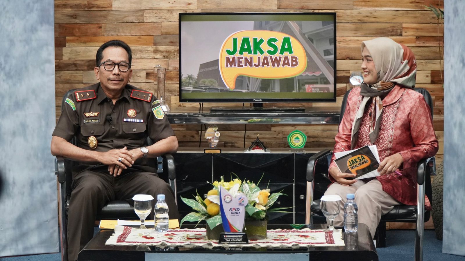 Kajati Riau Menjadi Narasumber Dalam Program Jaksa Menjawab di Riau Televisi