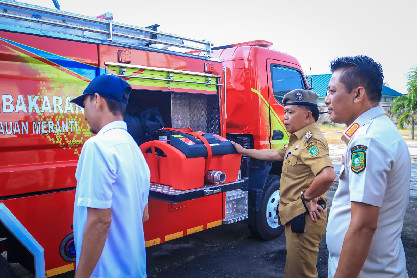 Plt Bupati Kepulauan Meranti H. Asmar Tinjau Mobil Damkar Dan Truk Sampah Yang Baru