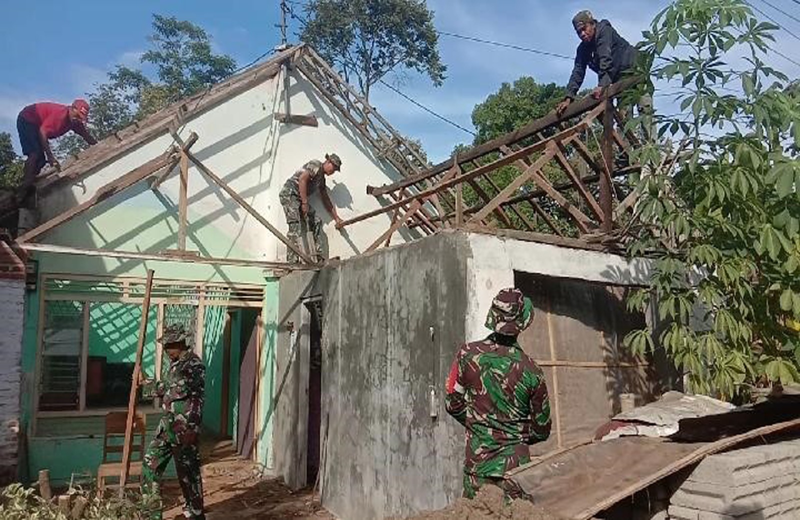 Wujudkan Rumah Layak Huni,Kodim 0808/Blitar Rehab Rumah Purnawirawan