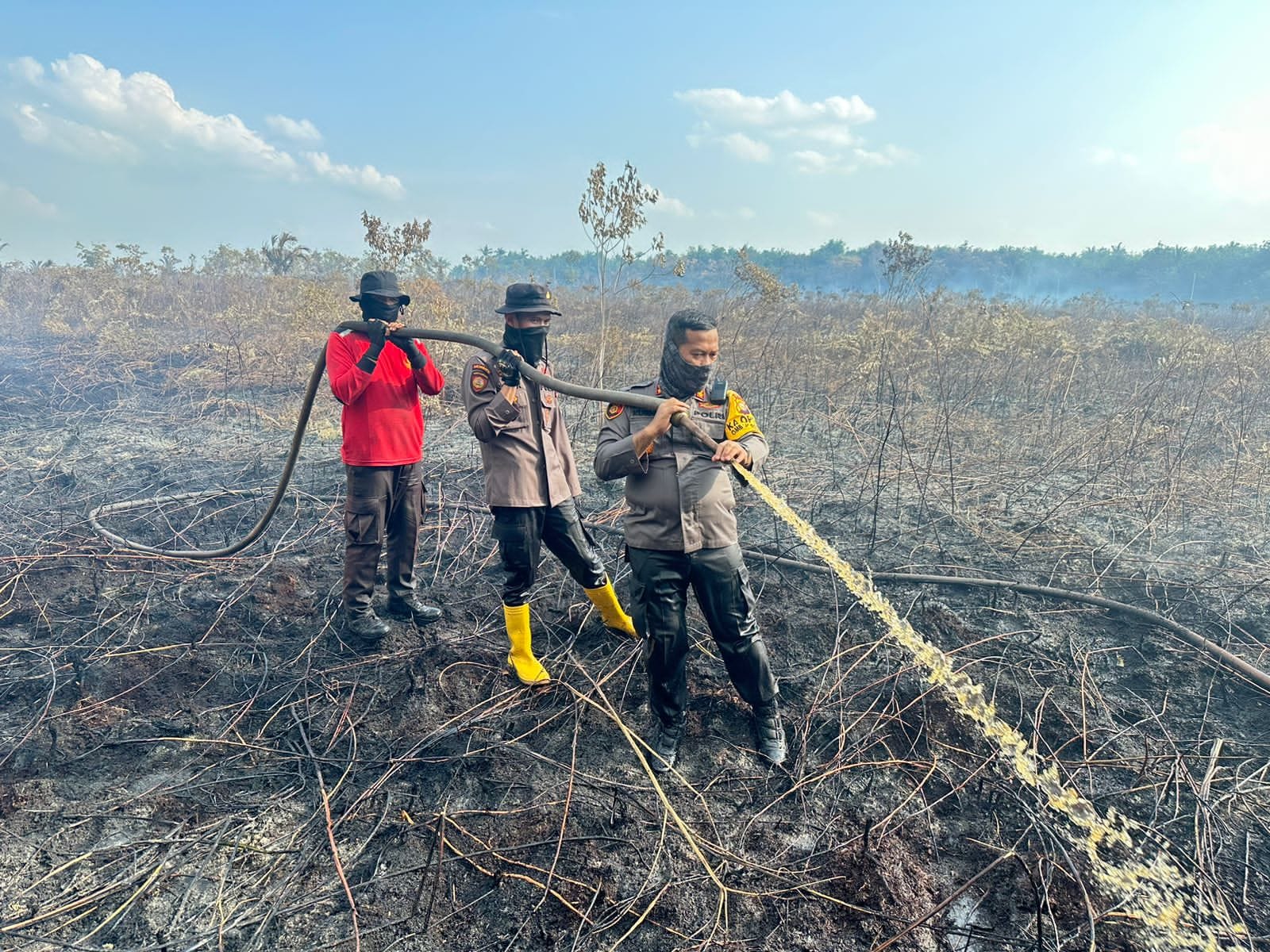 Kapolres Meranti Turun Langsung Padamkan Karhutla di Tanjung Kedabu