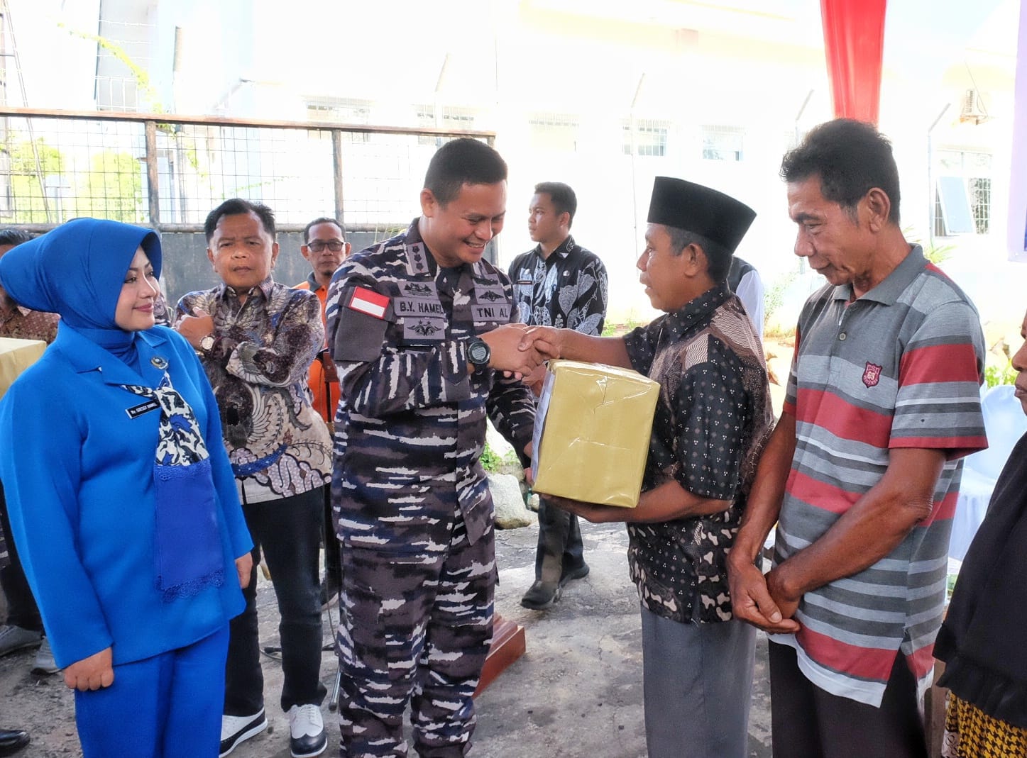 Lanal Dumai dan Pemkab Kepulauan Meranti Serahkan Sembako di Kecamatan Tebing Tinggi Barat