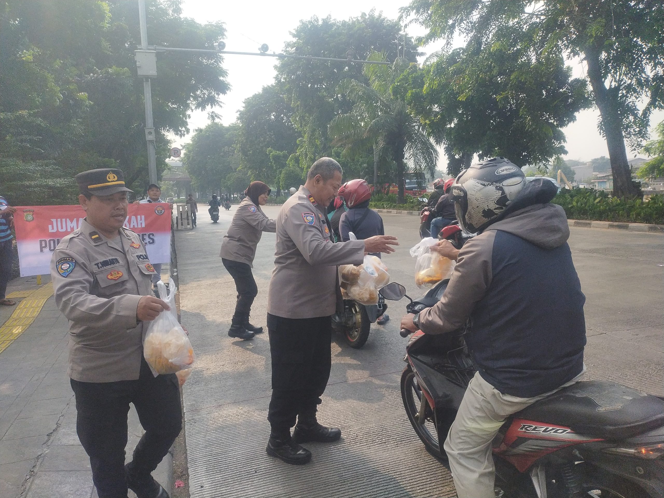 Jumat Berkah : Polsek Kalideres Berbagi Sarapan Pagi Kepada Masyarakat