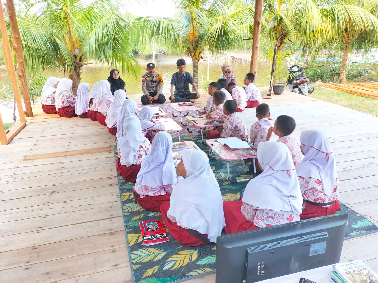 Puluhan Murid SDN 11 Bokor, Mendatangi Pos Bhabinkamtibmas Kenalkan Literasi Digital