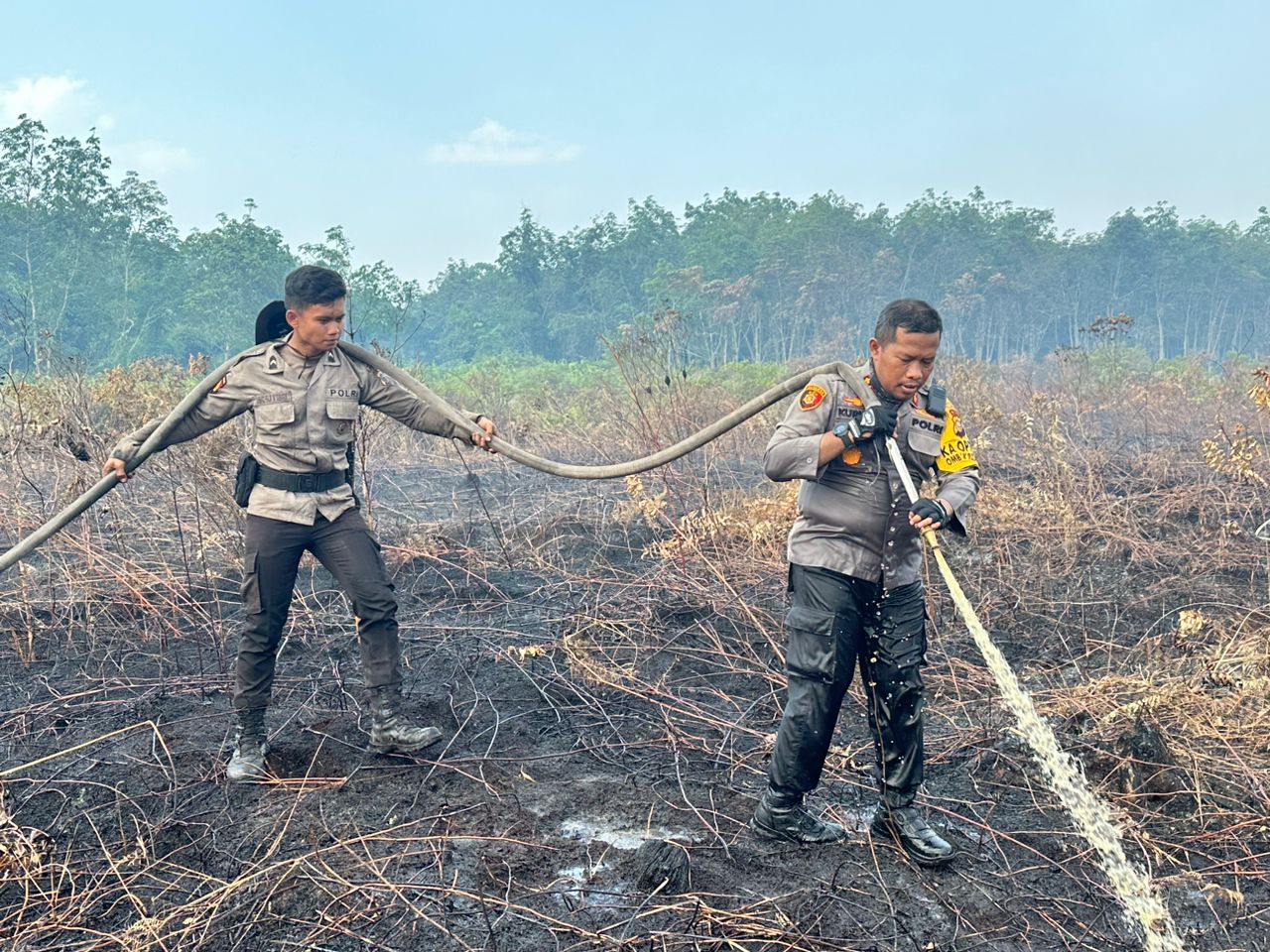 Tim Gabungan Masih Berjibaku Lakukan Pendinginan Karhutla di Desa Tanjung Kedabu Kecamatan Rangsang Pesisir