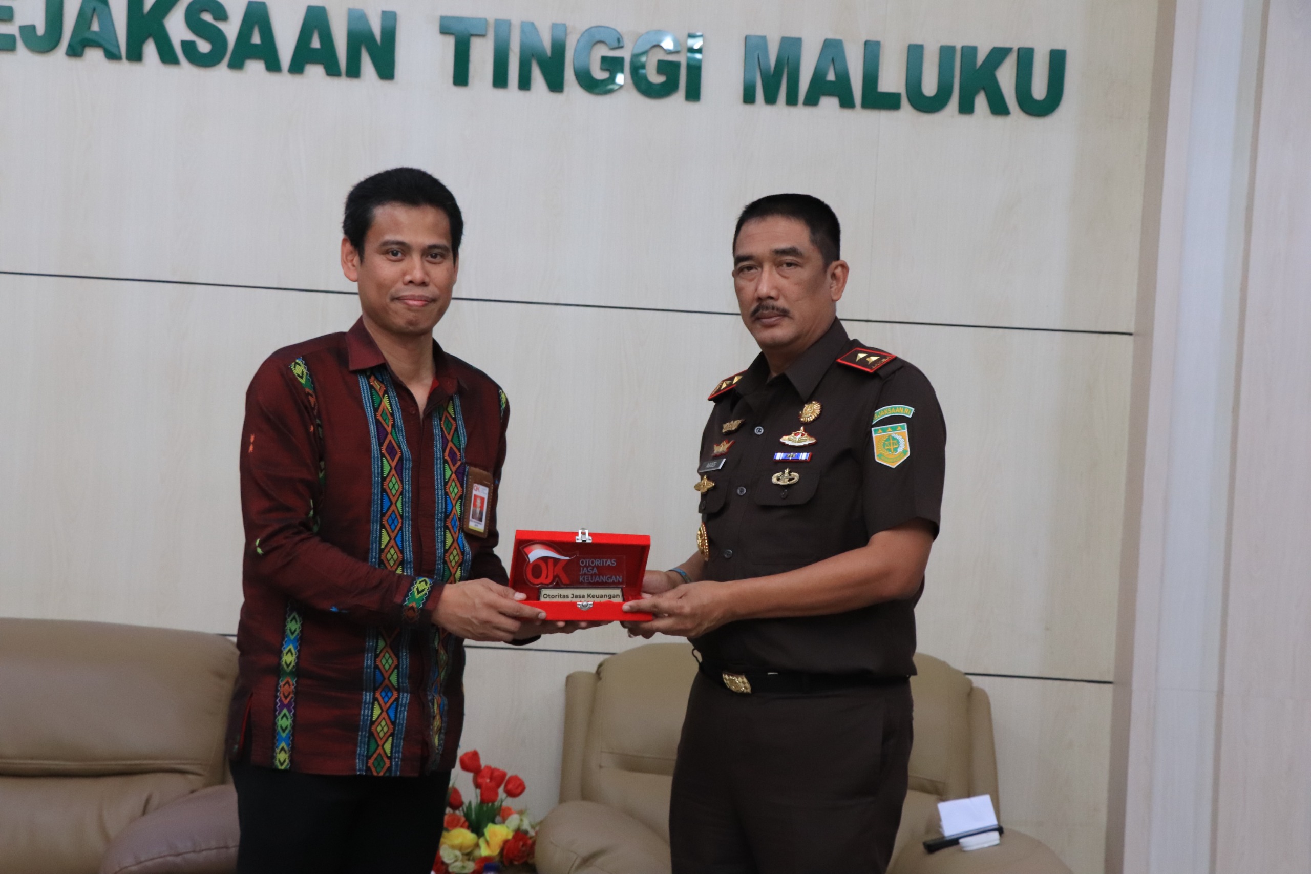 Kajati Maluku Terima Silaturahmi Kepala OJK Provinsi Maluku