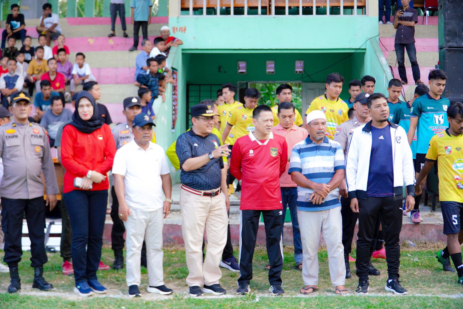 Tendangan Pertama Pj Bupati Kampar Hambali, Tanda Dimulai Open Turnamen KLS Cup 2024