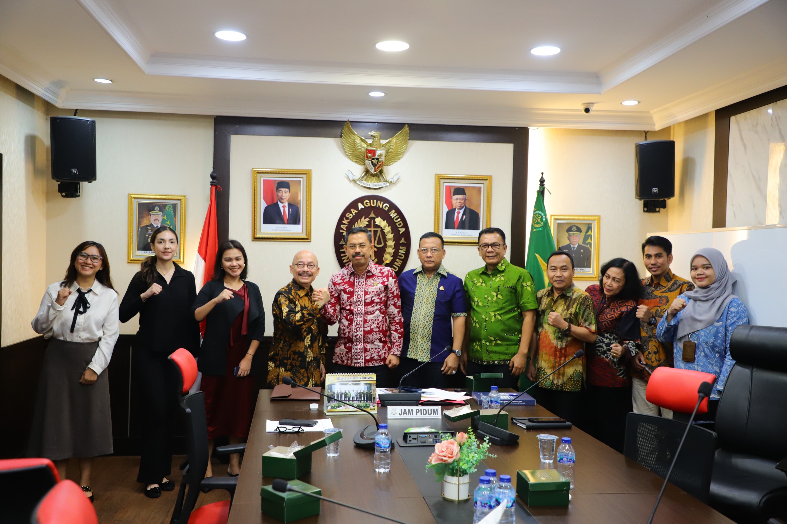 JAM-Pidum Prof. Dr. Asep Nana Mulyana Menerima Audiensi Indonesia Ocean Justice Initiative Bahas Penegakan Hukum Lingkungan Hidup dan Kelestarian Hutan Mangrove