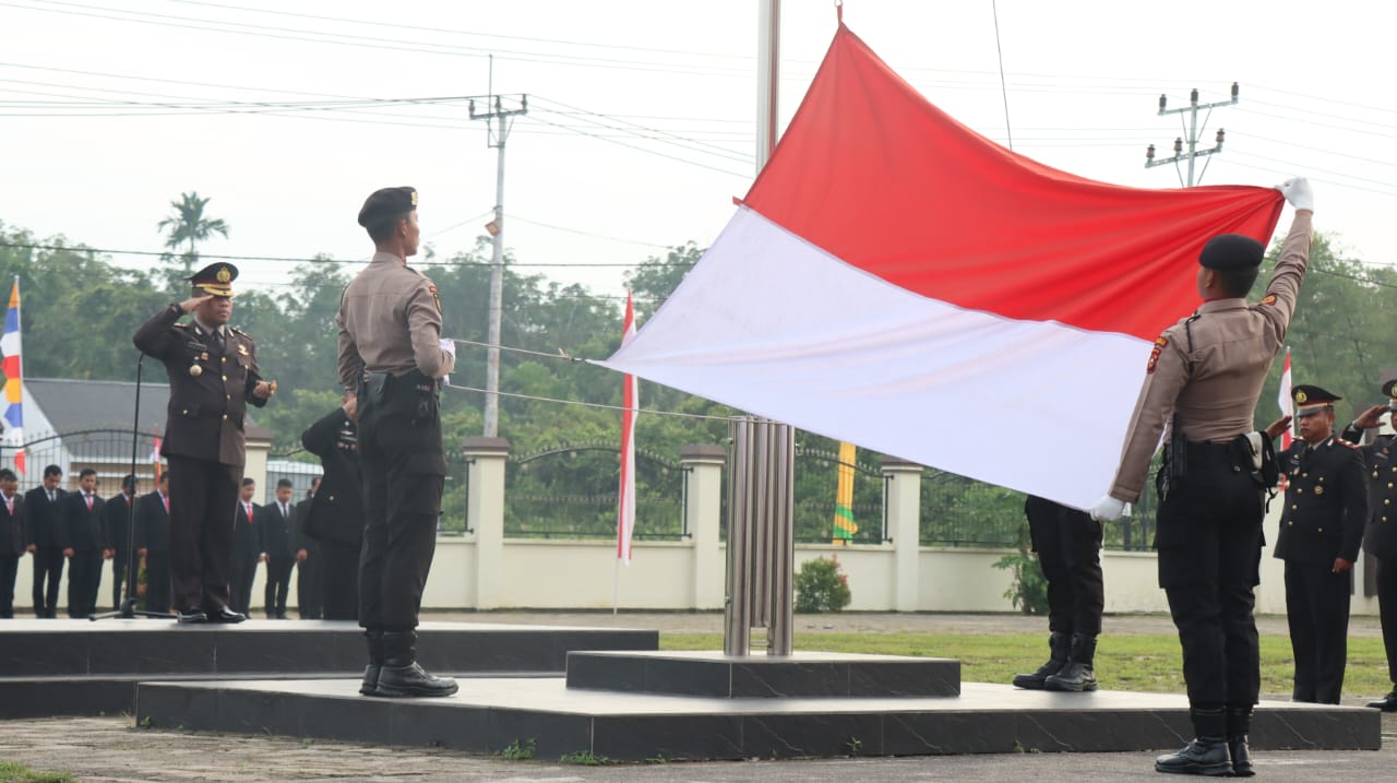 Dalam Rangka HUT RI Ke-79 Kapolres Kepulauan Meranti AKBP Kurnia Setyawan Pimpin Upacara Pengibaran Bendera Merah Putih Lapangan Apel Mapolres Meranti