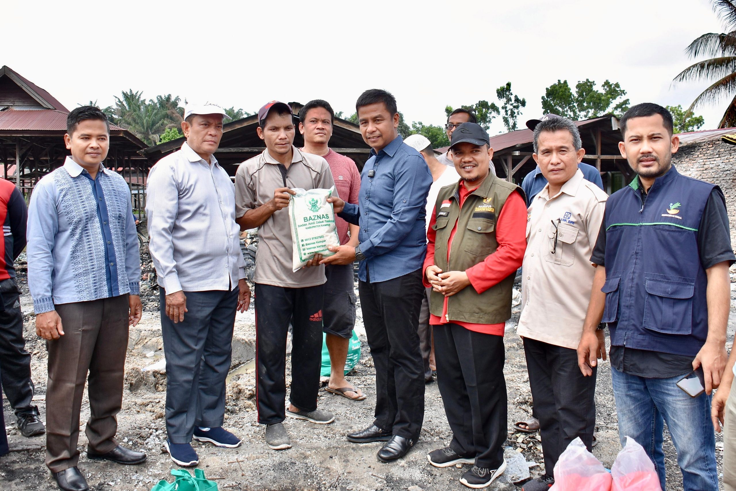 Tanggap Peduli Bencana, Pj Sekda Kampar Langsung serahkan Bantuan Kebakaran