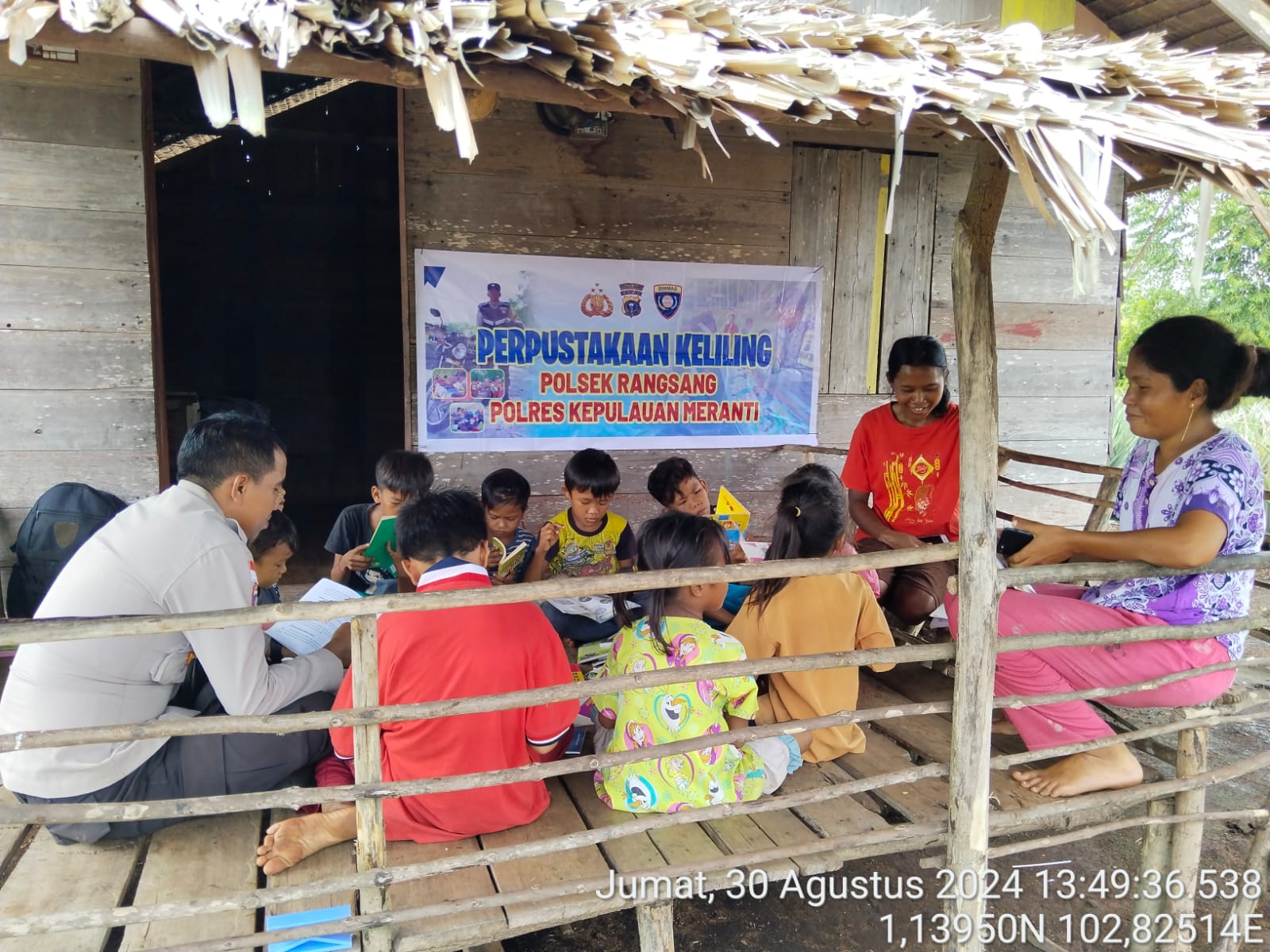 Polsek Rangsang Tingkatkan Literasi Anak Dengan Perpustakaan Keliling