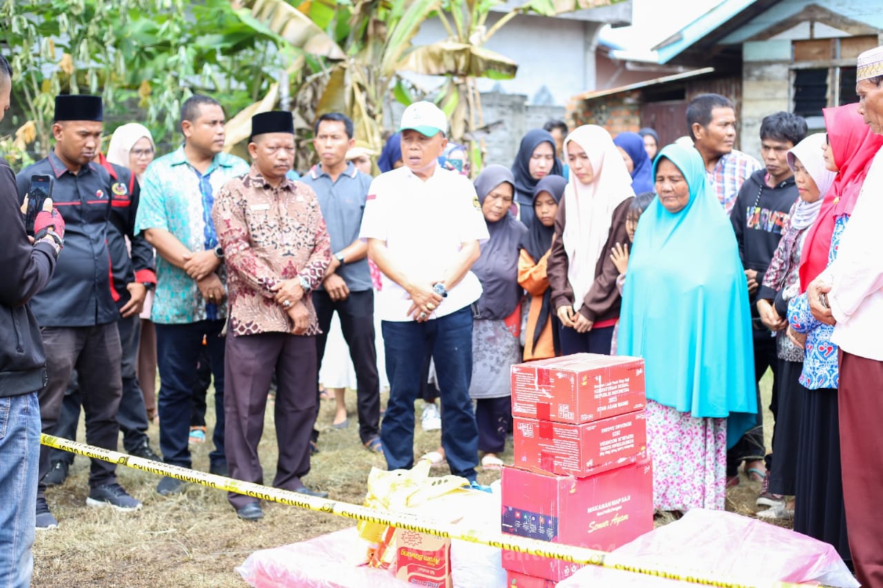 Plt Bupati Kepulauan Meranti H. Asmar Kunjungi Korban Kebakaran Rumah dijalan Handayani Selatpanjang