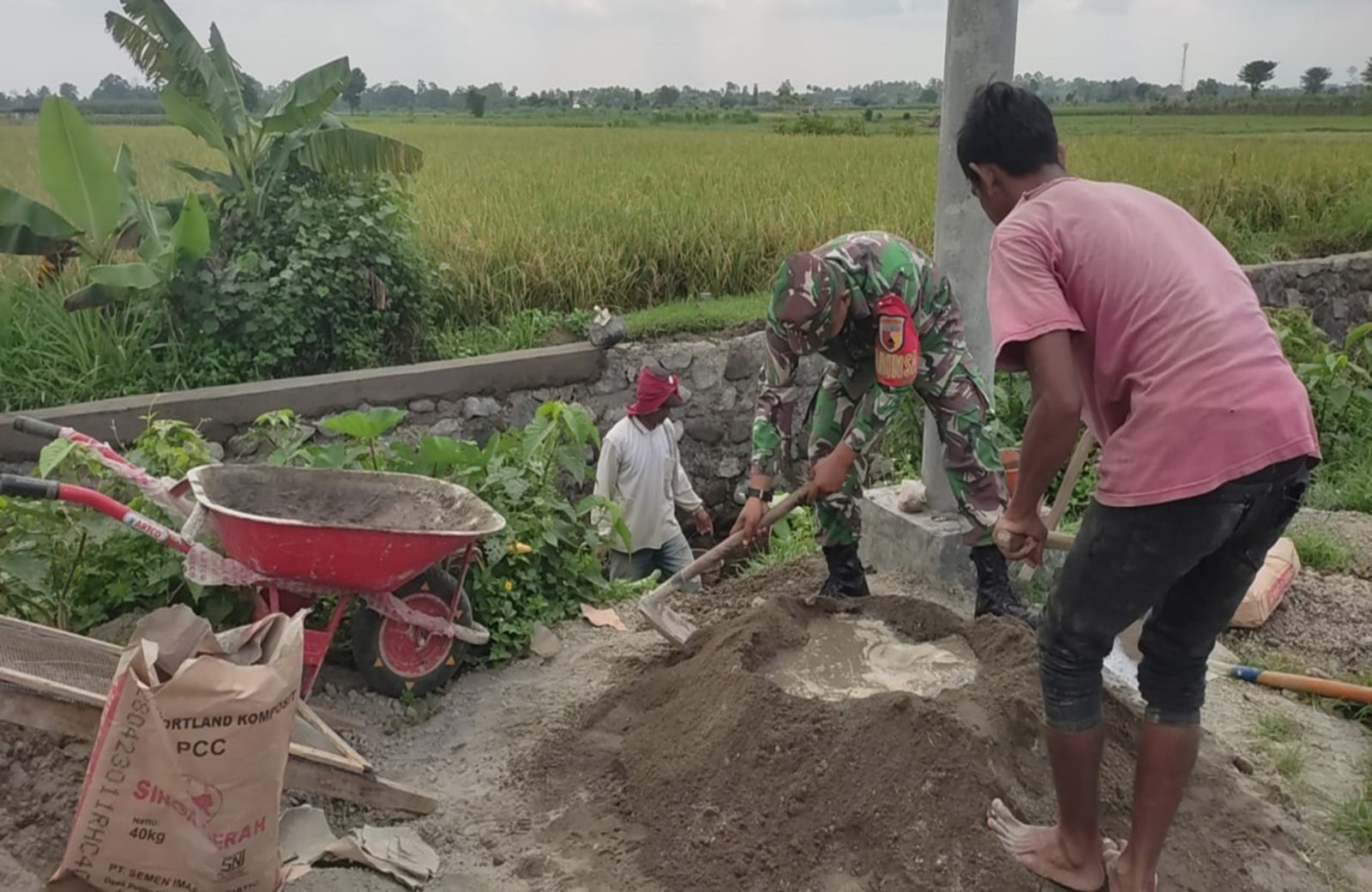 Serda Didit Dukung Produktivitas Pertanian Melalui Kerja Bakti Pembangunan Parit Saluran Irigasi