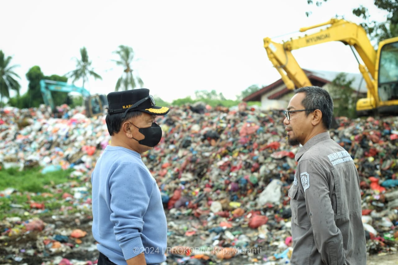 Plt Bupati Kepulauan Meranti Tinjau TPA Didesa Gosok Tengah Hujan Gerimis untuk Atasi Darurat Sampah