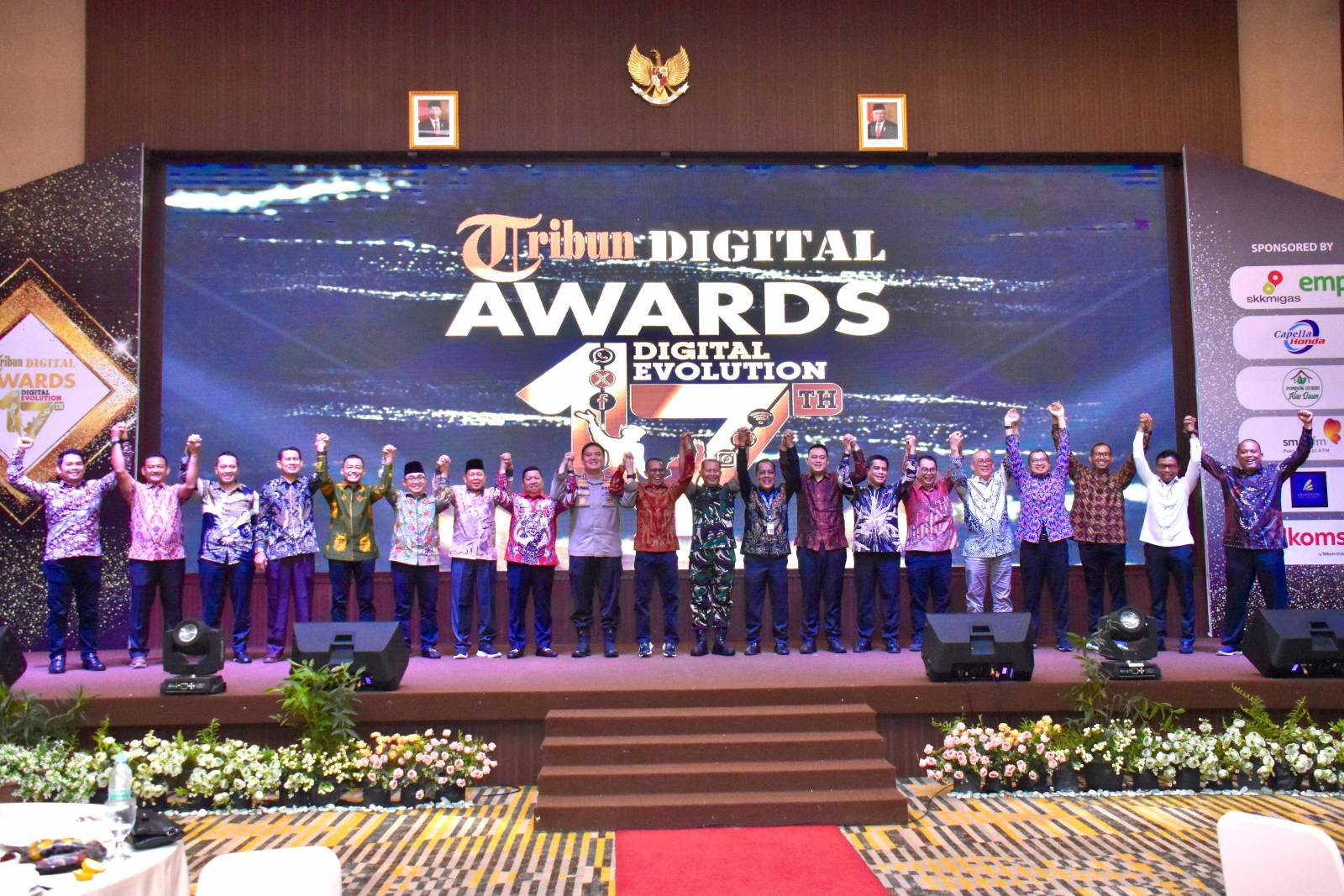 Mewakili Pj Bupati Kampar, Plt Kadis Kominfo Kampar Terima Penghargaan Tribun Award Kategori “Bupati Peduli Investasi”